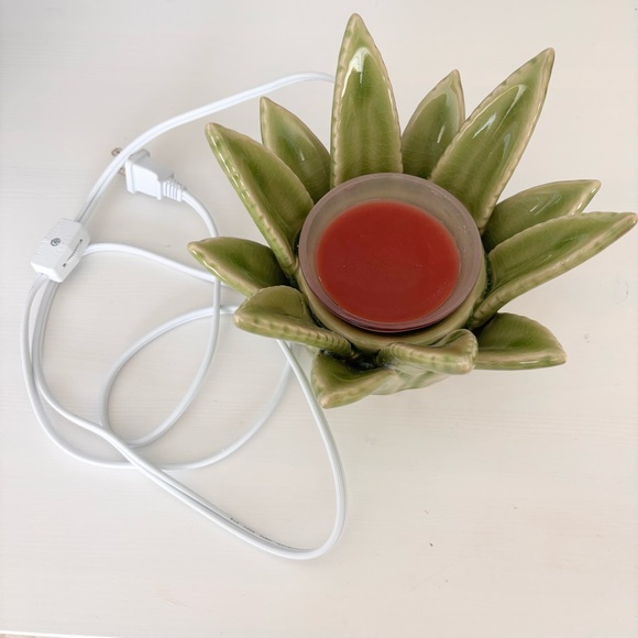 SCENTSY Aloe Vera Wax Warmer - Picture 2 of 16